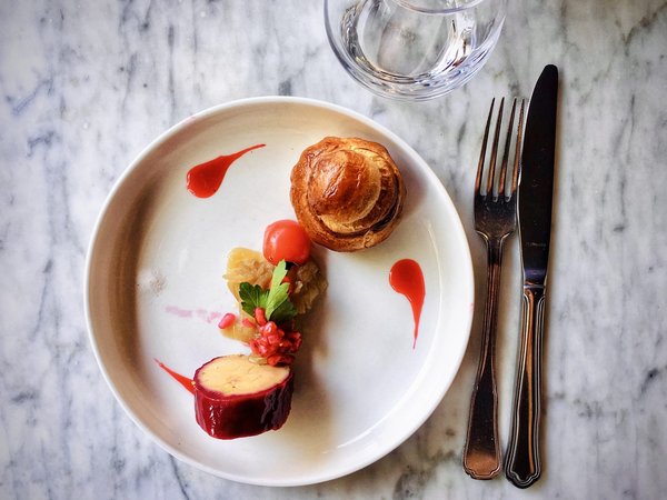 What are the key benefits of copper cookware in a UK kitchen?